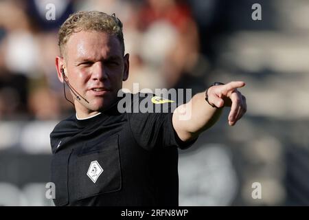 Nijmegen, Paesi Bassi. 4 agosto 2023. NIJMEGEN, PAESI BASSI - 4 AGOSTO: Gesti dell'arbitro Alex Bos durante la partita amichevole pre-stagionale tra NEC Nijmegen e Venezia FC allo Stadion De Goffert il 4 agosto 2023 a Nijmegen, Paesi Bassi (foto di Broer van den Boom/Orange Pictures) credito: Orange Pics BV/Alamy Live News Foto Stock