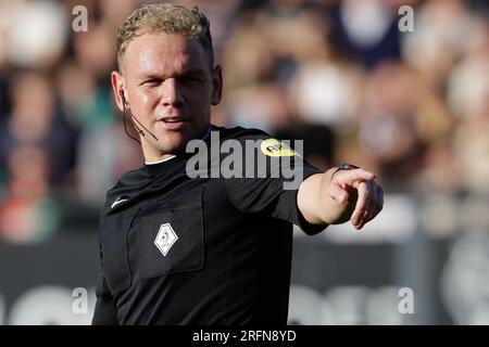 Nijmegen, Paesi Bassi. 4 agosto 2023. NIJMEGEN, PAESI BASSI - 4 AGOSTO: Gesti dell'arbitro Alex Bos durante la partita amichevole pre-stagionale tra NEC Nijmegen e Venezia FC allo Stadion De Goffert il 4 agosto 2023 a Nijmegen, Paesi Bassi (foto di Broer van den Boom/Orange Pictures) credito: Orange Pics BV/Alamy Live News Foto Stock