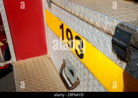 Minas Gerais, Brasile - 24 aprile 2023: Dettaglio del camion dei pompieri con numero di telefono di emergenza in Brasile Foto Stock