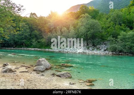 Fiume Soca dalle acque turchesi cristalline in Slovenia, vicino a Kobarid e Bovec, famoso per le attività sportive di rafting e kayak Foto Stock