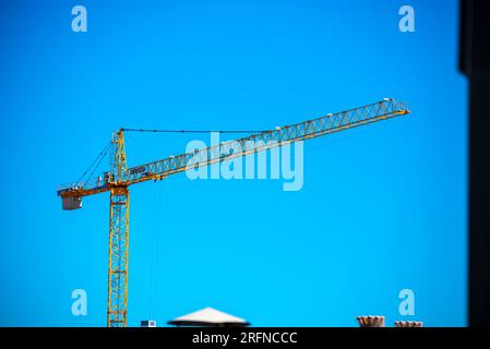 Barcellona, Spagna - maggio 26 2022: Gru da costruzione sui tetti a Barcellona. Foto Stock