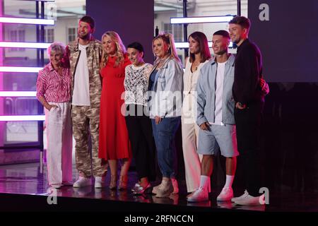 (Da sinistra a destra) Angela Rippon, Nathan Dawe, Sara Davies, Amanda Abbington, Ella Henderson, Alex Jones, Joel Corry e Roman Kemp fuori dalla BBC Broadcasting House a Londra, dopo essere apparsi al The One Show dove Angela e Amanda e un altro concorrente sono stati annunciati per la prossima serie di Strictly come Dancing. Foto Stock