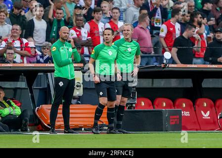 Rotterdam, Paesi Bassi. 4 agosto 2023. ROTTERDAM, PAESI BASSI - 4 AGOSTO: 4° ufficiale Rob Dieperink, assistente arbitro Rens Bluemink e assistente arbitro Patrick Inia durante il Johan Cruijff Schaal match tra Feyenoord e PSV allo Stadion Feijenoord il 4 agosto 2023 a Rotterdam, Paesi Bassi (foto di Andre Weening/Orange Pictures) credito: Orange Pics BV/Alamy Live News Foto Stock