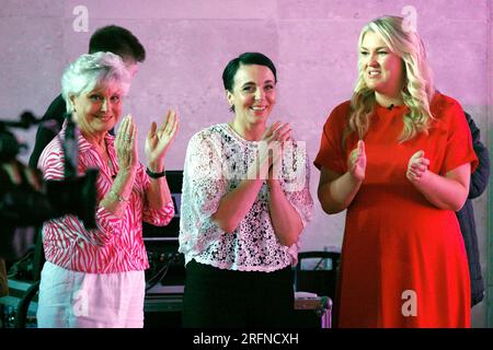 Angela Rippon (a sinistra) e Amanda Abbington (al centro) lasciano la BBC Broadcasting House a Londra con Sara Davies dopo essere apparsa al One Show dove Angela e Amanda e un altro concorrente sono stati annunciati per la prossima serie di Strictly come Dancing. Foto Stock