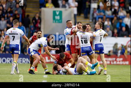 I giocatori litigano dopo un high tackle su Matty Nicholson dei Warrington Wolves durante la partita di Betfred Super League all'Halliwell Jones Stadium di Warrington. Data immagine: Venerdì 4 agosto 2023. Foto Stock