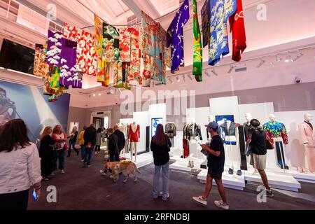 Londra, Regno Unito. 4 agosto 2023. Kimono e abiti da palcoscenico nel giorno di apertura di una mostra pubblica di un mese dal titolo «Freddie Mercury: A World of His Own» al Sotheby’s.. La mostra precede sei aste a settembre presso le gallerie di Sotheby's New Bond Street di una collezione di beni posseduti dal cantante principale della Regina, conservati nella sua casa a Garden Lodge e maturati nel corso di cinquant'anni. Crediti: Stephen Chung / Alamy Live News Foto Stock