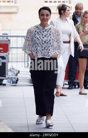 Amanda Abbington (a sinistra) lascia la BBC Broadcasting House a Londra dopo essere apparsa al One Show dove Amanda e altri due concorrenti sono stati annunciati per la prossima serie di Strictly come Dancing. Foto Stock