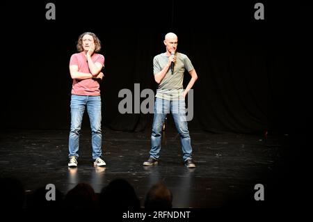 Edimburgo, Scozia, Regno Unito. 2 agosto 2023. Edinburgh Fringe: Il lancio del Gala dell'Assemblea celebra l'apertura del programma 2023 di oltre 180 spettacoli. Mette in evidenza alcune delle produzioni più grandi e migliori. Gli Umbilical Brothers sul palco. Crediti: Craig Brown/Alamy Live News Foto Stock