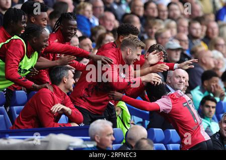 Sheffield, Regno Unito. 4 agosto 2023. Nathan Tella di Southampton celebra il suo obiettivo di raggiungere il 0-1 con i compagni di squadra in panchina durante la partita del campionato Sky Bet Sheffield Wednesday vs Southampton a Hillsborough, Sheffield, Regno Unito, il 4 agosto 2023 (foto di Alfie Cosgrove/News Images) a Sheffield, Regno Unito il 4 agosto 2023. (Foto di Alfie Cosgrove/News Images/Sipa USA) credito: SIPA USA/Alamy Live News Foto Stock