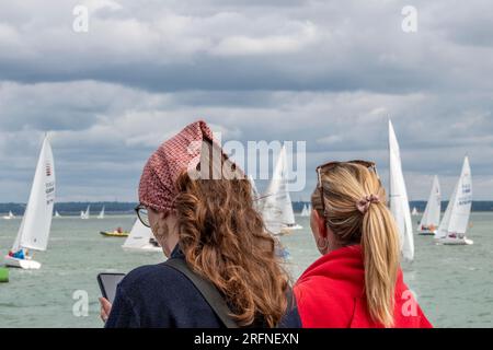 due giovani donne che guardano gli yacht alla regata annuale della settimana cowes sull'isola di wight. Foto Stock