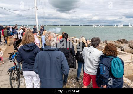 spettatori della settimana cowes. turisti e diportisti che osservano lo squadrone di yacht reale durante la regata annuale della settimana cowes sull'isola di wight. Foto Stock