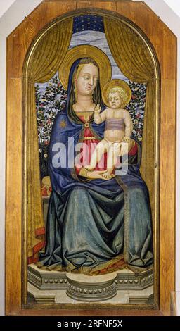 Italia Toscana San Giovanni Valdarno - Giovanni di San Giovanni detto lo Scheggia - Madonna con bambino in trono, tavolo temperaon, museo della Basilica di S. Maria delle Grazie Foto Stock