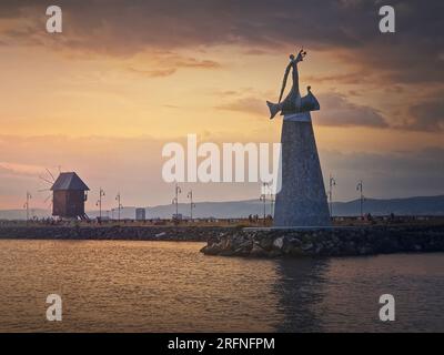 Statua di San Nicola patrono dei marinai, nella città vecchia di Nessebar, Burgas, Bulgaria. Tramonto sulla costa con una splendida vista Foto Stock