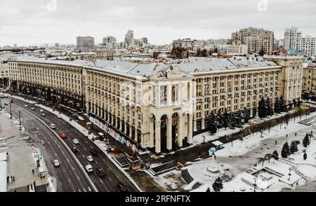 Piazza Maidan Nezalezhnosti a Kiev. Foto aerea con drone della Statua dell'indipendenza nel centro di Piazza Maydan. Statua d'oro su alta colonna di marmo in capit Foto Stock