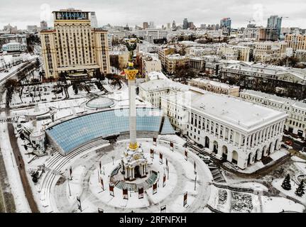 Piazza Maidan Nezalezhnosti a Kiev. Foto aerea con drone della Statua dell'indipendenza nel centro di Piazza Maydan. Statua d'oro su alta colonna di marmo in capit Foto Stock