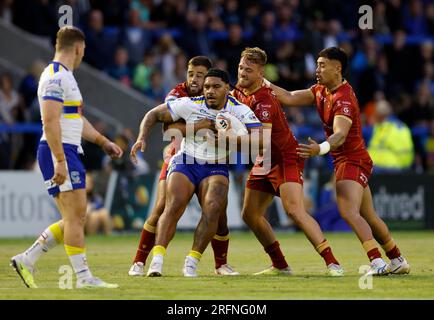 Thomas Mikaele dei Warrington Wolves viene placcato durante la partita di Betfred Super League all'Halliwell Jones Stadium di Warrington. Data immagine: Venerdì 4 agosto 2023. Foto Stock