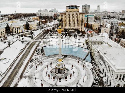 Piazza Maidan Nezalezhnosti a Kiev. Foto aerea con drone della Statua dell'indipendenza nel centro di Piazza Maydan. Statua d'oro su alta colonna di marmo in capit Foto Stock