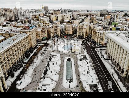 Piazza Maidan Nezalezhnosti a Kiev. Foto aerea con drone della Statua dell'indipendenza nel centro di Piazza Maydan. Statua d'oro su alta colonna di marmo in capit Foto Stock