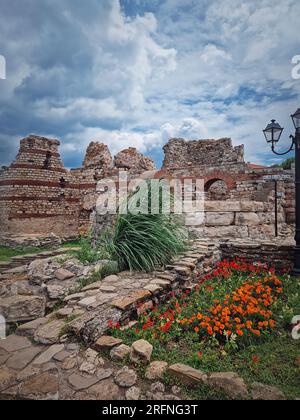 Rovine della fortezza bizantina dell'antico insediamento Tracico Mesembria. La città vecchia di Nessebar sulla costa del Mar Nero, patrimonio dell'umanità dell'UNESCO, Burgas Foto Stock