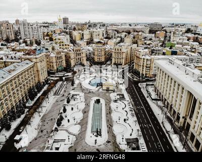 Piazza Maidan Nezalezhnosti a Kiev. Foto aerea con drone della Statua dell'indipendenza nel centro di Piazza Maydan. Statua d'oro su alta colonna di marmo in capit Foto Stock