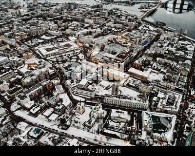 Piazza Maidan Nezalezhnosti a Kiev. Foto aerea con drone della Statua dell'indipendenza nel centro di Piazza Maydan. Statua d'oro su alta colonna di marmo in capit Foto Stock