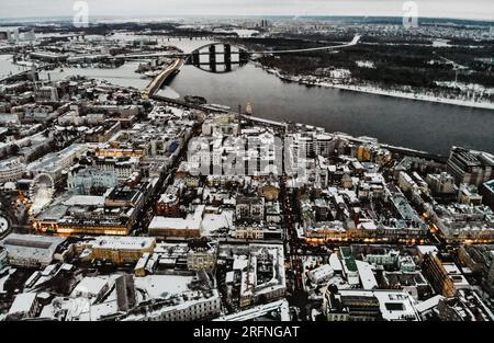 Piazza Maidan Nezalezhnosti a Kiev. Foto aerea con drone della Statua dell'indipendenza nel centro di Piazza Maydan. Statua d'oro su alta colonna di marmo in capit Foto Stock