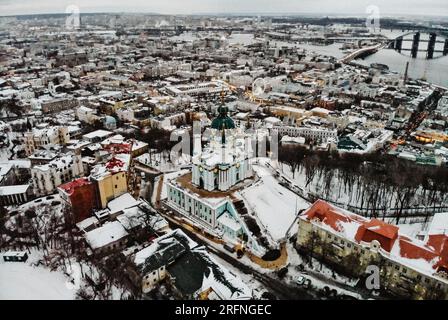 Piazza Maidan Nezalezhnosti a Kiev. Foto aerea con drone della Statua dell'indipendenza nel centro di Piazza Maydan. Statua d'oro su alta colonna di marmo in capit Foto Stock