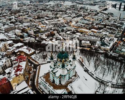 Piazza Maidan Nezalezhnosti a Kiev. Foto aerea con drone della Statua dell'indipendenza nel centro di Piazza Maydan. Statua d'oro su alta colonna di marmo in capit Foto Stock