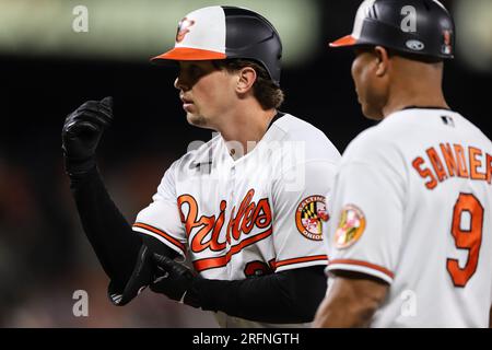 Adley Rutschman (35), il batterista designato dei Baltimore Orioles, raggiunge la prima base su un singolo campo centrale nella parte inferiore dell'ottavo inning il 30 luglio 2023 all'Oriole Park di Camden Yards a Baltimora MD (Alyssa Howell/Image of Sport). Foto Stock