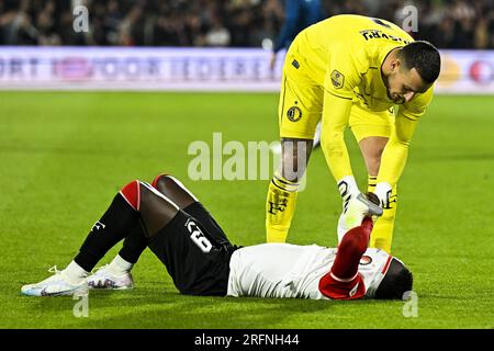 ROTTERDAM - Yankuba Minteh di Feyenoord, il detentore del Feyenoord Justin Bijlow reagisce dopo la sconfitta del 0-1 durante la 27a edizione del Johan Cruijff Shield tra il campione olandese Feyenoord e il vincitore della coppa PSV al Feyenoord Stadium De Kuip il 4 agosto 2023 a Rotterdam, Paesi Bassi. ANP OLAF KRAAK credito: ANP/Alamy Live News Foto Stock