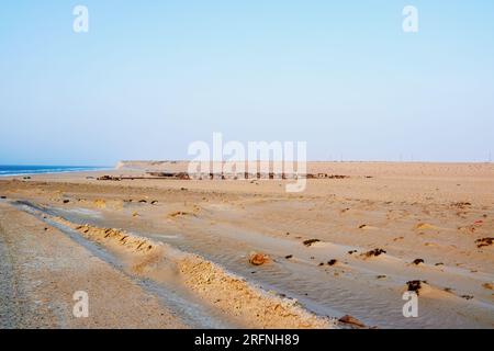 Un'ampia ripresa di un campo in spiaggia Foto Stock