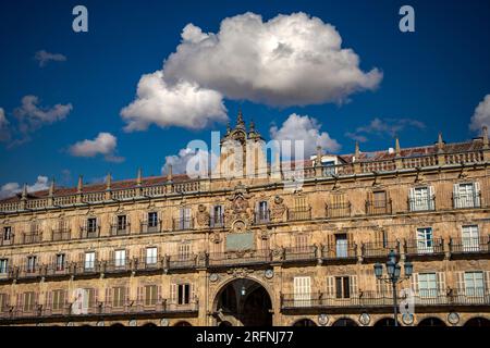 Monumentale Plaza Mayor a Salamanca, Castilla y Leon, Spagna in stile barocco con cielo blu con nuvole Foto Stock