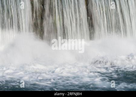 Una vista dalla base della cascata al Mammoth Spring State Park a Mammoth Spring, Arkansas, USA. Nove milioni di galloni d'acqua fluiscono da questa primavera ogni Foto Stock