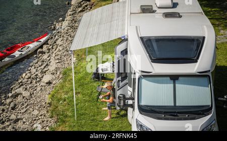 Campeggio sul lago con camper. Tema veicoli ricreativi moderni. Foto Stock