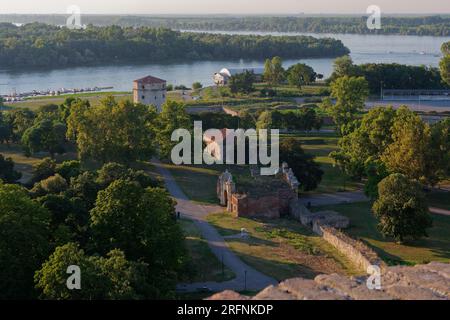 Vista dal Parco Kalemegdan sulla confluenza dei fiumi Sava e Danubio in una serata estiva a Belgrado, capitale della Serbia. 4 agosto 2023, Foto Stock