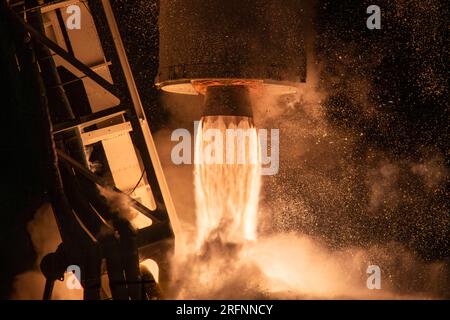 Wallops Island, Stati Uniti d'America. 1 agosto 2023. I propulsori di razzi sollevano il razzo Northrop Grumman Antares che trasporta la navicella cargo Cygnus senza equipaggio mentre esplode dal Launch Pad-0A presso il Mid-Atlantic Regional Spaceport della NASA Wallops Flight Facility, il 1 agosto 2023 a Wallops Island, Virginia, USA. La navicella spaziale trasporta 8.200 libbre di provviste per la stazione spaziale Internazionale. Crediti: Danielle Johnson/NASA/Alamy Live News Foto Stock