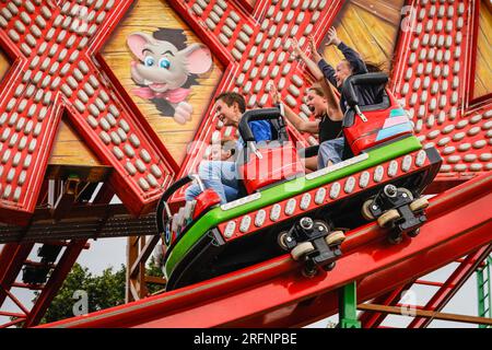 Herne, Germania. 4 agosto 2023. Le persone si divertono sulle montagne russe 'Wilde Maus'. La fiera Cranger Kirmes è una delle più grandi della Germania. La popolare fiera attrae regolarmente più di 4 m di visitatori durante i suoi 10 giorni di corsa. La fiera risale agli inizi del XVIII secolo a Crange. Crediti: Imageplotter/Alamy Live News Foto Stock