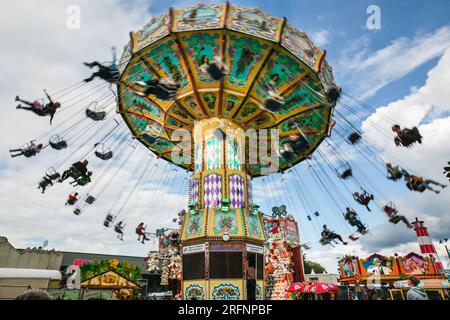 Herne, Germania. 4 agosto 2023. Le persone amano cavalcare una tradizionale giostra. La fiera Cranger Kirmes è una delle più grandi della Germania. La popolare fiera attrae regolarmente più di 4 m di visitatori durante i suoi 10 giorni di corsa. La fiera risale agli inizi del XVIII secolo a Crange. Crediti: Imageplotter/Alamy Live News Foto Stock