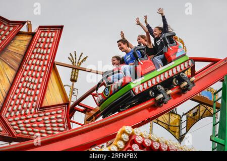 Herne, Germania. 4 agosto 2023. Le persone si divertono sulle montagne russe 'Wilde Maus'. La fiera Cranger Kirmes è una delle più grandi della Germania. La popolare fiera attrae regolarmente più di 4 m di visitatori durante i suoi 10 giorni di corsa. La fiera risale agli inizi del XVIII secolo a Crange. Crediti: Imageplotter/Alamy Live News Foto Stock