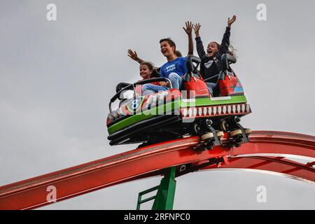 Herne, Germania. 4 agosto 2023. Le persone si divertono sulle montagne russe 'Wilde Maus'. La fiera Cranger Kirmes è una delle più grandi della Germania. La popolare fiera attrae regolarmente più di 4 m di visitatori durante i suoi 10 giorni di corsa. La fiera risale agli inizi del XVIII secolo a Crange. Crediti: Imageplotter/Alamy Live News Foto Stock