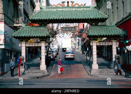 The Dragons' Gate, ingresso a Chinatown presso Grant Avenue e Bush Street, San Francisco, California, USA Foto Stock