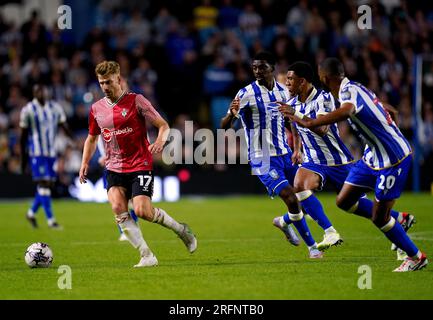 Stuart Armstrong di Southampton (a sinistra) controlla la palla durante la partita del campionato Sky Bet a Hillsborough, Sheffield. Data immagine: Venerdì 4 agosto 2023. Foto Stock