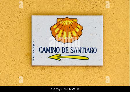 Villajoyosa, Spagna, Un segno o un cartello di piastrelle in un edificio coloniale. Ha la breve frase Camino de Santiago che è una famosa vigilia di pellegrinaggio religioso Foto Stock