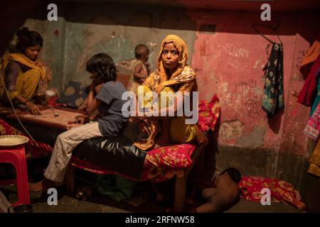 Una stretta stanza all'interno del campo di soccorso pakistano a Mohammadpur di Dacca è popolarmente conosciuta come il "campo di Ginevra", dove vive una famiglia. La 'Str Foto Stock