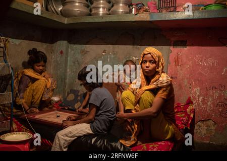 Una stretta stanza all'interno del campo di soccorso pakistano a Mohammadpur di Dacca è popolarmente conosciuta come il "campo di Ginevra", dove vive una famiglia. La 'Str Foto Stock