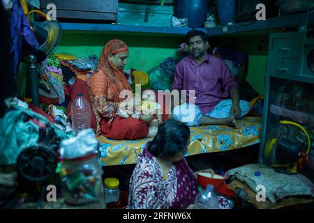 Una stretta stanza all'interno del campo di soccorso pakistano a Mohammadpur di Dacca è popolarmente conosciuta come il "campo di Ginevra", dove vive una famiglia. La 'Str Foto Stock