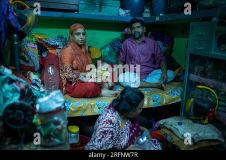 Una stretta stanza all'interno del campo di soccorso pakistano a Mohammadpur di Dacca è popolarmente conosciuta come il "campo di Ginevra", dove vive una famiglia. La 'Str Foto Stock