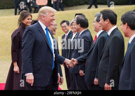 Il presidente Donald J. Trump e la First Lady Melania Trump partecipano a una cerimonia di benvenuto in Corea del Sud | 7 novembre 2017 Foto Stock