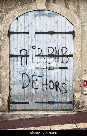 "Airbnb Dehors" Anti Airbnb protesta graffiti a le Panier District Marsiglia Francia Foto Stock