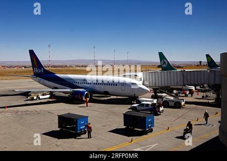 Boa Boliviana de Aviacion Boeing 737, numero di registrazione CP-2553, aereo passeggeri fuori dall'edificio del terminal, aeroporto la Paz LPB / El alto, Bolivia Foto Stock